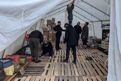 Zur Versorgung und Unterbringung von Geflüchteten bauen Malteser in Ivano-Frankivsk (West-Ukraine) Zelte auf. Foto: Malteser Ukraine