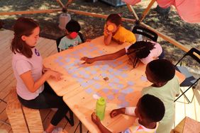 Die Kinder aus der Gemeinschaftsunterkunft genossen ihre Zeit im Sommerzelt. Foto: Jugendmigrationsdienst