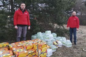 In Jaworiw versorgen ukrainische Malteser die Geflüchteten mit Wassern und Lebensmitteln. Foto: Malteser