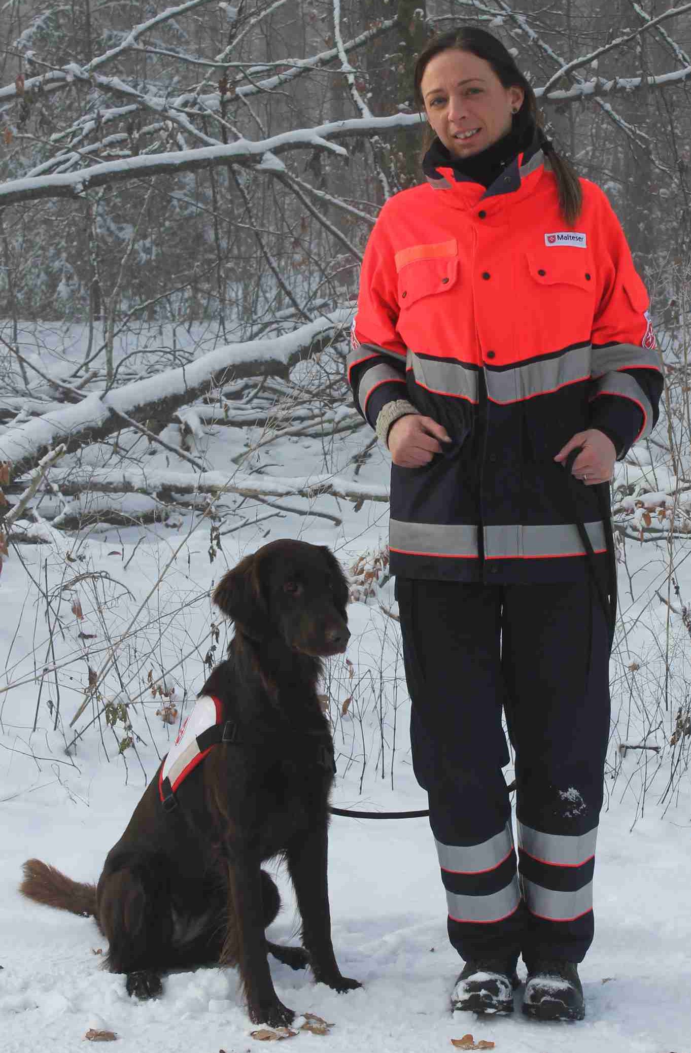 Petra Mugele mit Tessa | Rettungshundeführerin 