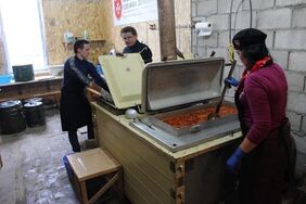 In Mariupol in der Ukraine nutzen die Malteser eine Feldküche, um bedürftigen Menschen ein warmes Essen zu kochen. Die Feldküche wurde von deutschen Maltesern gespendet. Archiv-Foto: Malteser
