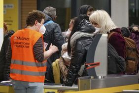 In Stuttgart betreuen die Malteser ukrainische Geflüchtete nach ihrer Ankunft. Foto: Malteser
