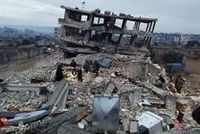 Nach zwei schweren Erdbeben im Grenzgebiet der Türkei und Syriens sind in der Nacht viele Gebäude zerstört worden. Die Zahl der Toten und Verletzten ist hoch. Foto: Malteser International