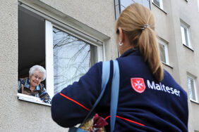 Auch in Corona-Zeiten halten die Malteser ihre Besuchs- und Betreuungsdienste im häuslichen Umfeld aufrecht. Foto: Michael de Clerque/Malteser